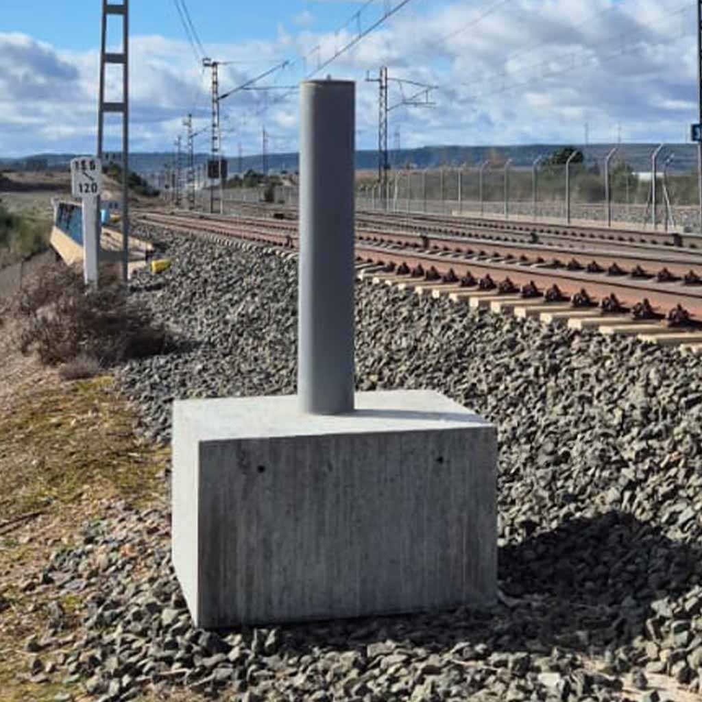 Hito de centrado forzoso en hormigón HM-20 para redes topográficas ferroviarias (instalado)