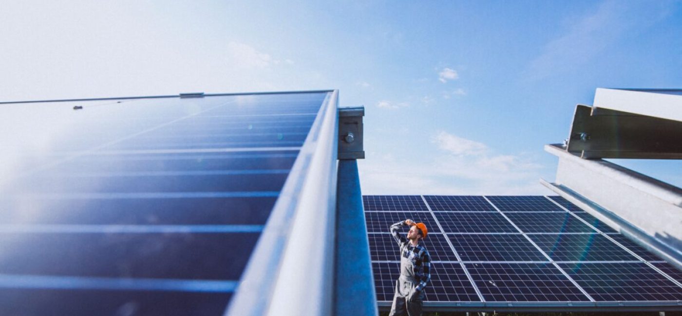 hombre-trabajador-en-el-campo-junto-los-paneles-solares (1)